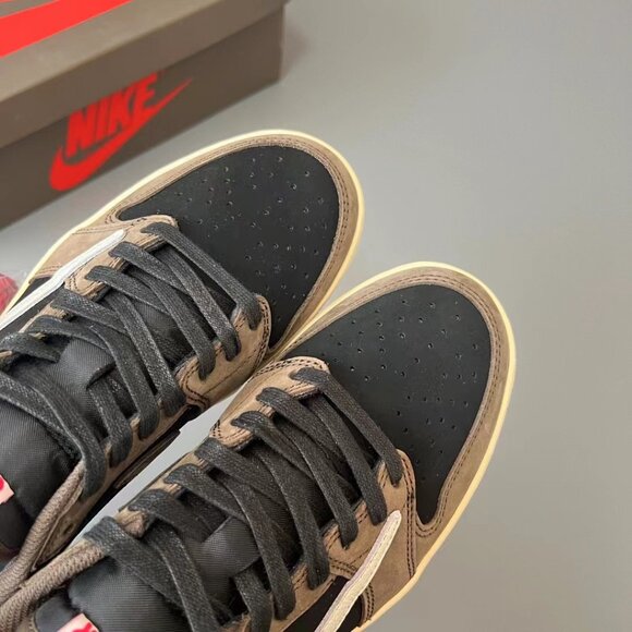 Travis Scott x Air Jordan 1 Retro Low OG 'Reverse Mocha' - Picture 4 of 9